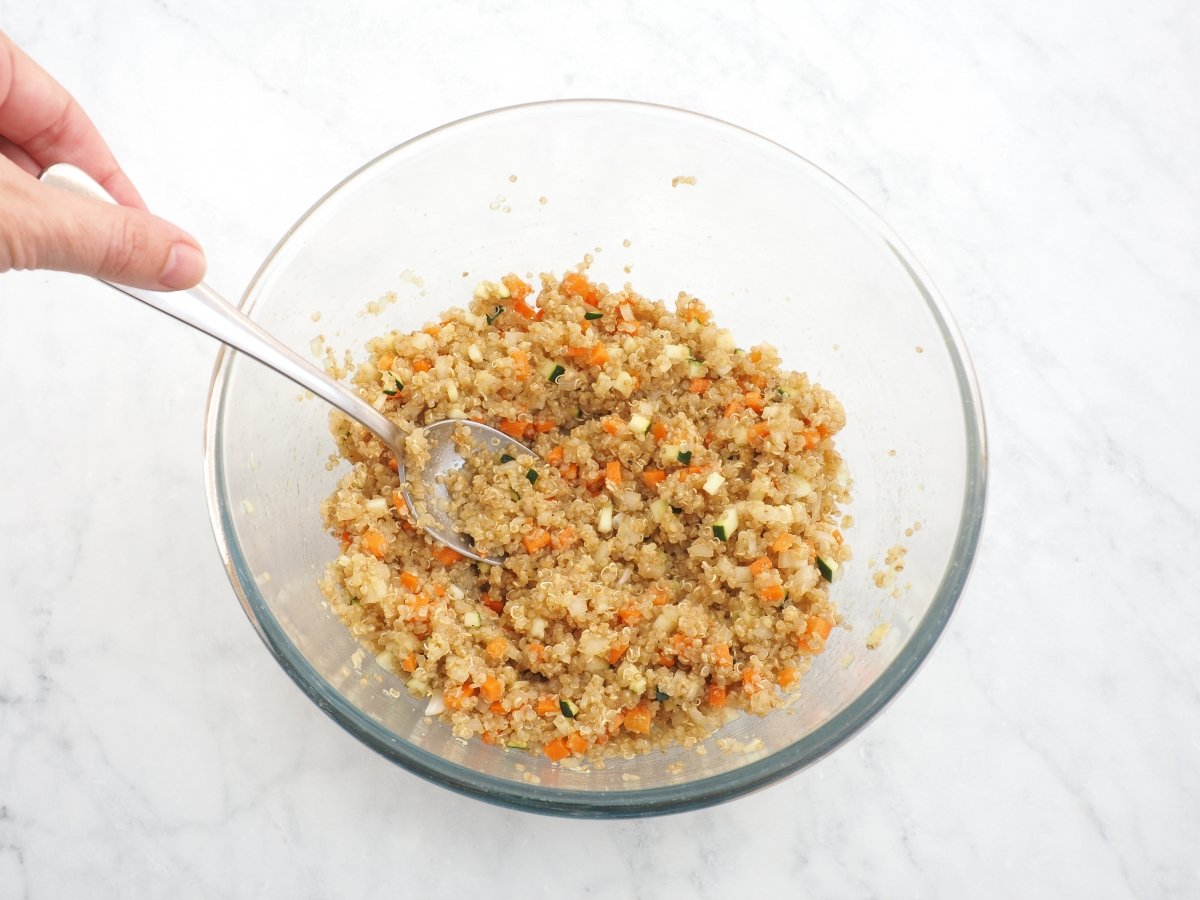 Mezclar todos los ingredientes de las tortitas de quinoa