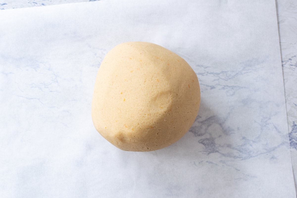 Mezclar todos los ingredientes y formar un bollo