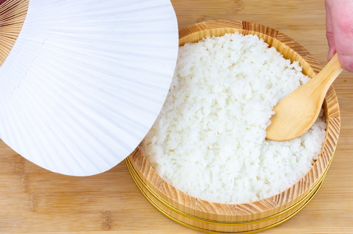 Mezclar y abanicar el arroz para sushi