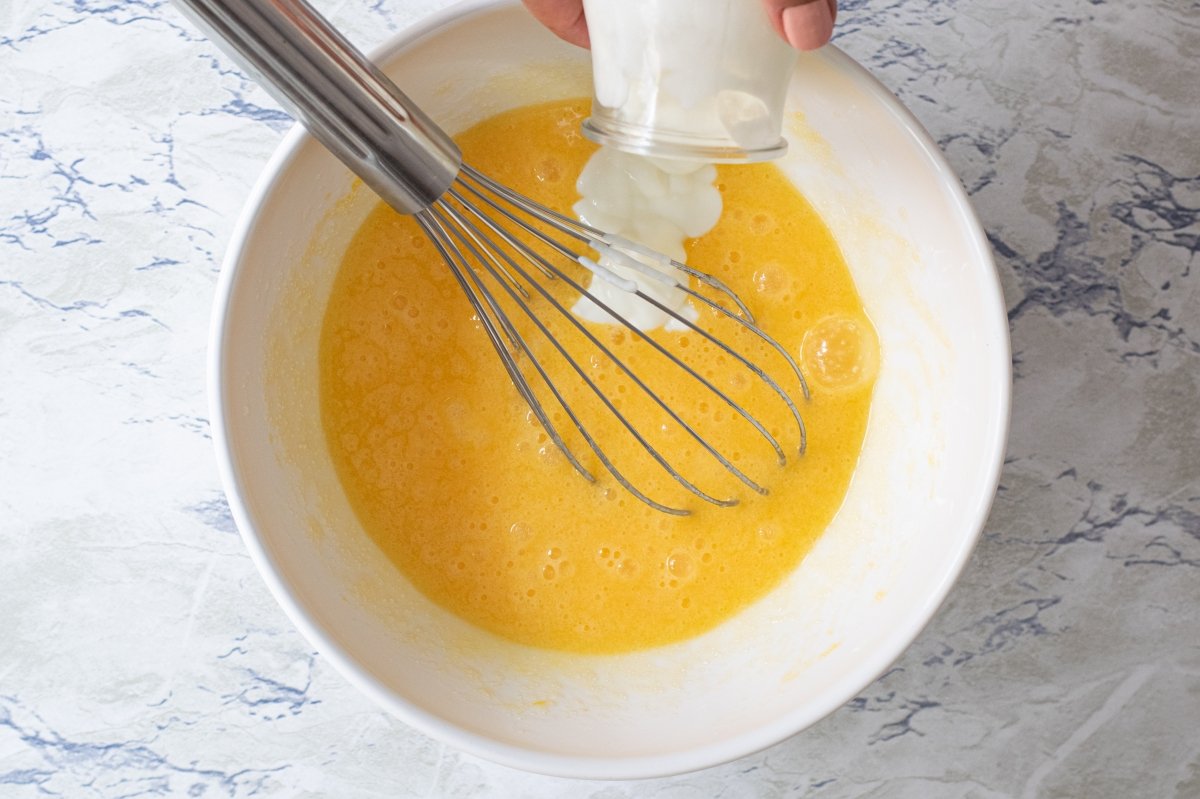 mezclar yemas aceite y yogur delBizcocho de yogur