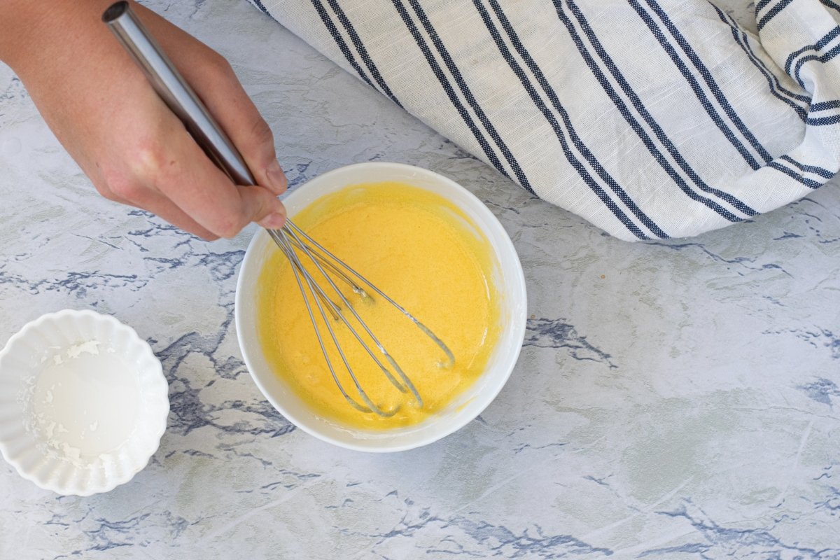 mezclar yemas crema bizcocho de crema pastelera