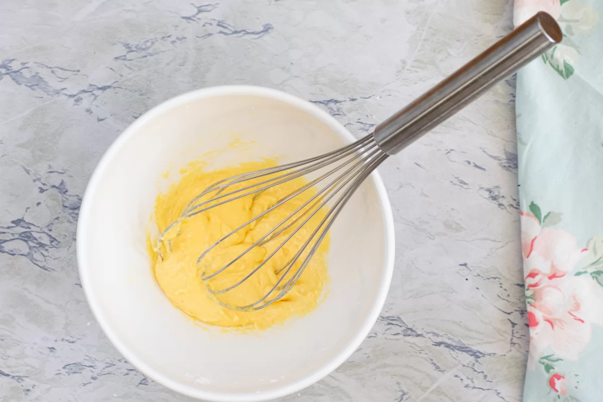 mezclar yemas crema pastelera coca de sant joan *