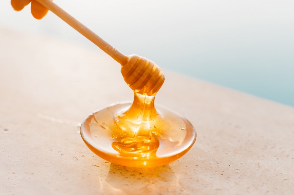 Miel natural servida con un palito mielero