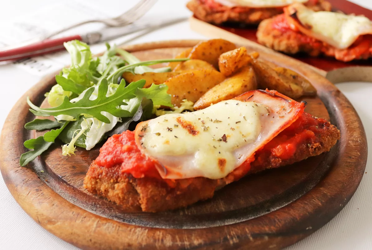 Milanesa a la napolitana 11 Milanesa a la napolitana con salsa de tomate