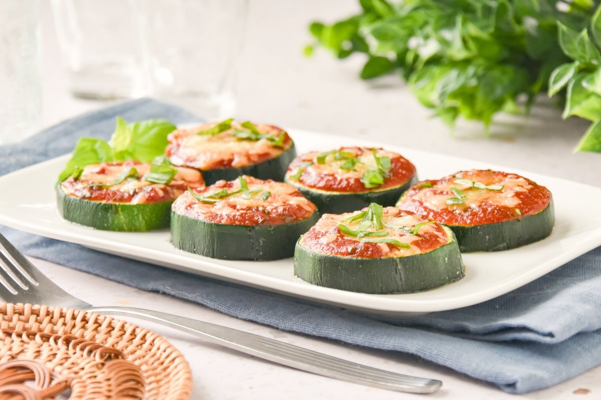 Mini pizzas de calabacín listas para comer