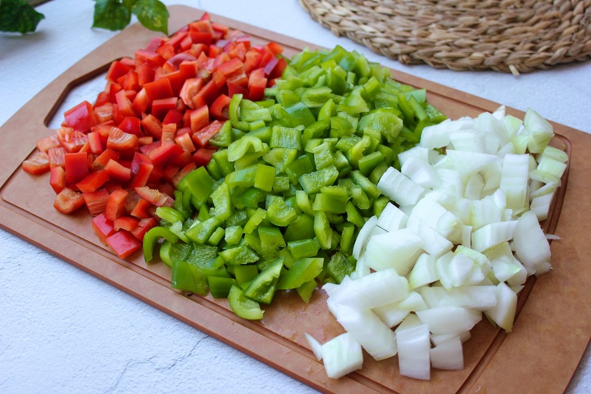 Mise en place de la cebolla y los pimientos