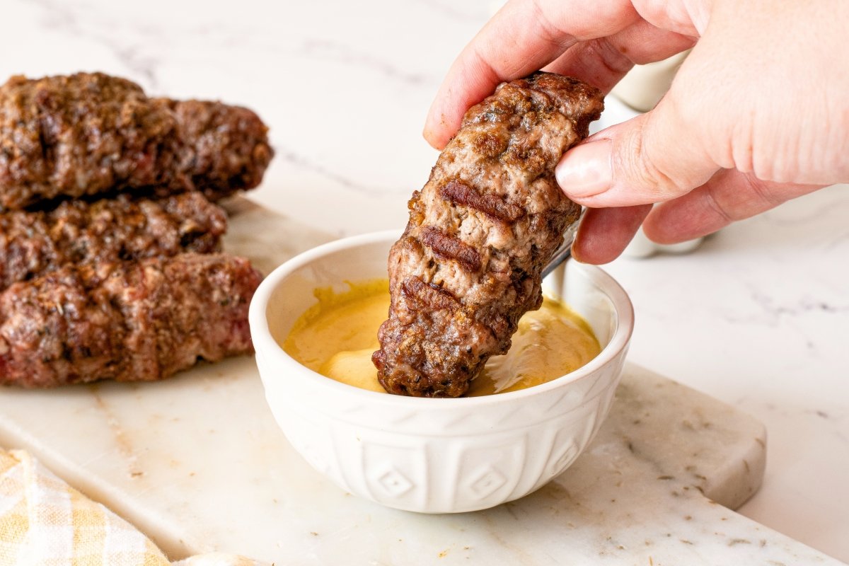 Mititei o mici con salsa