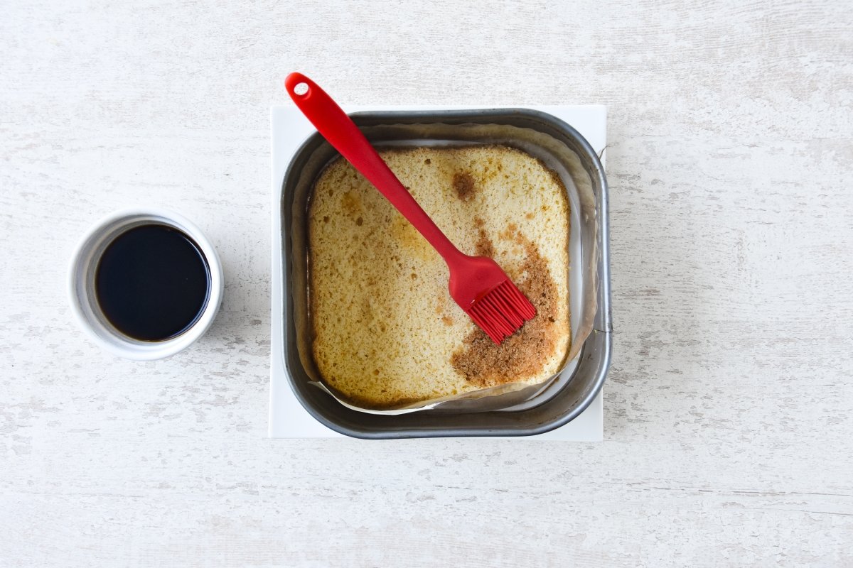 Mojamos el bizcocho con la mezcla de café y amaretto
