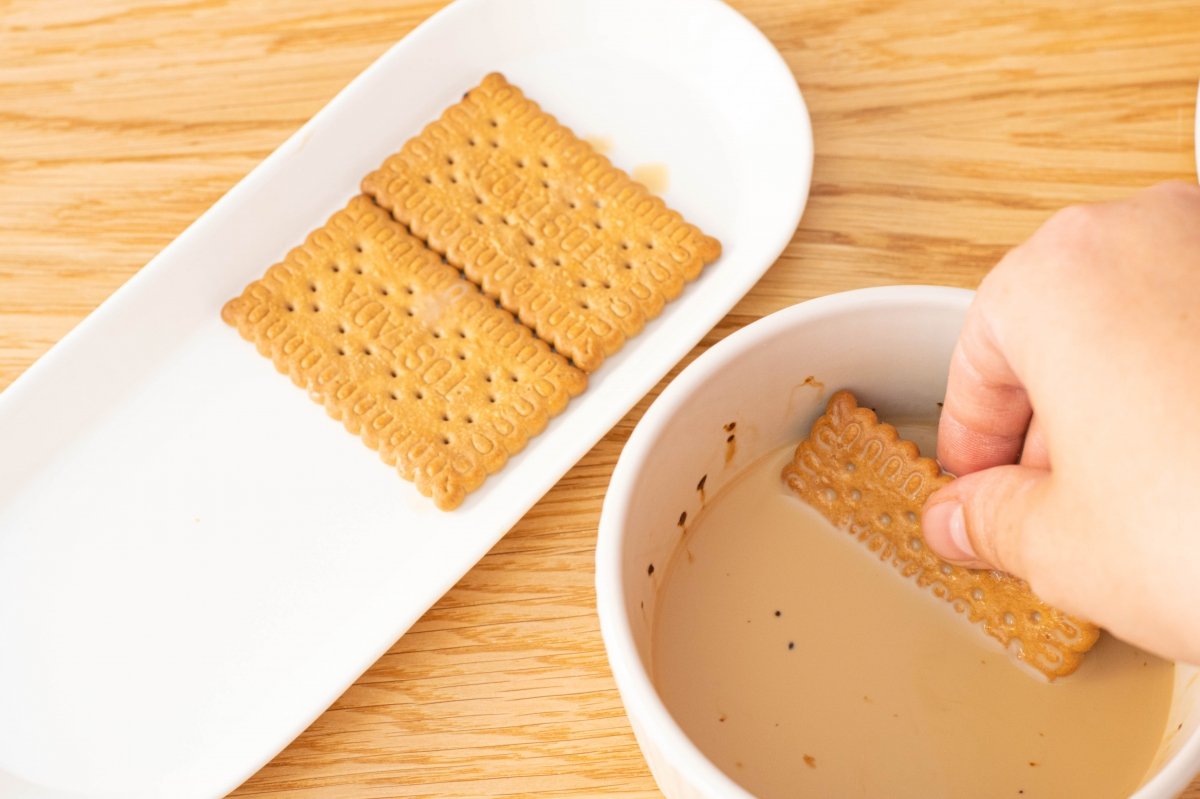 Mojamos las galletas de la tarta de galletas con crema de café