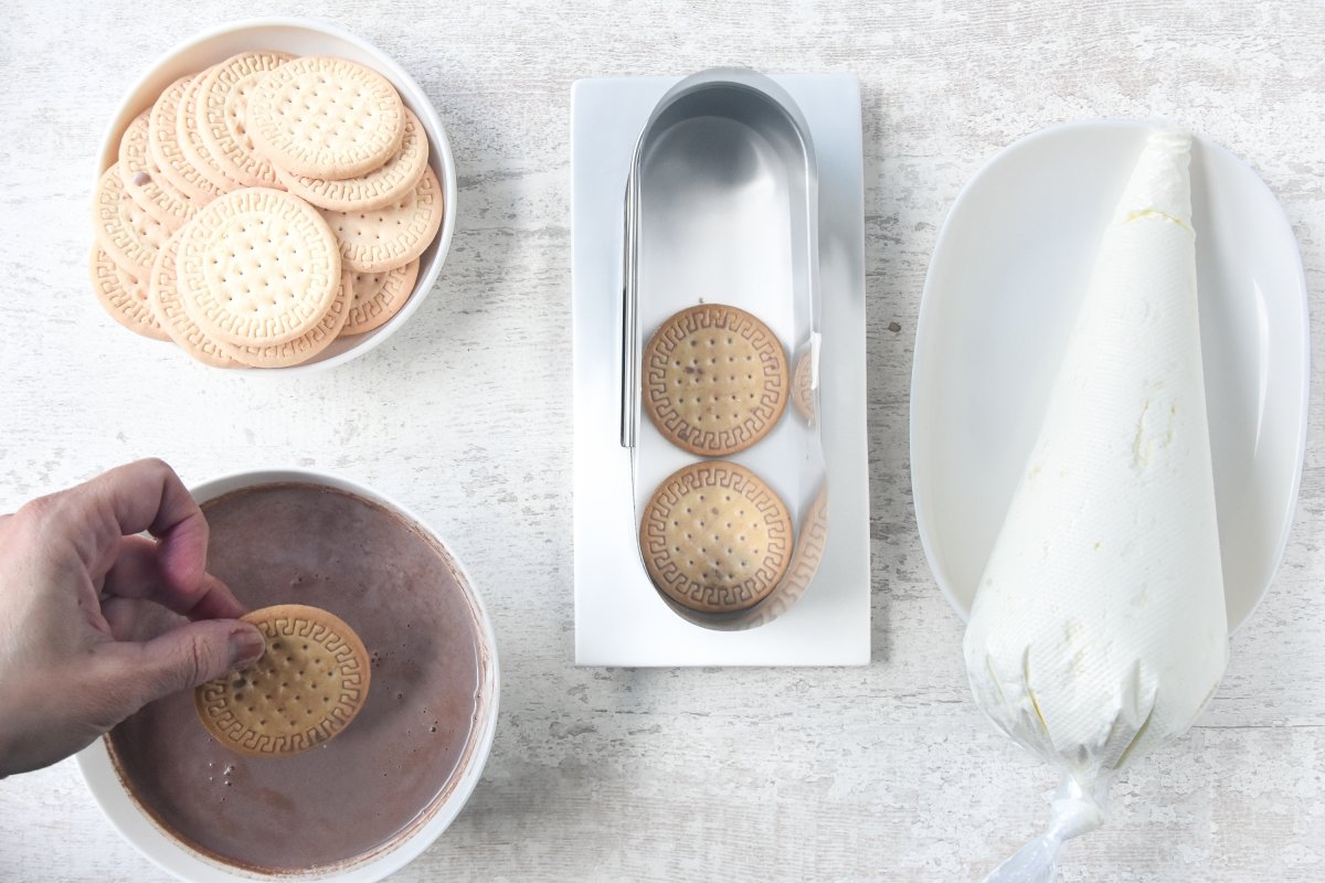 Mojamos las galletas en la leche chocolateada