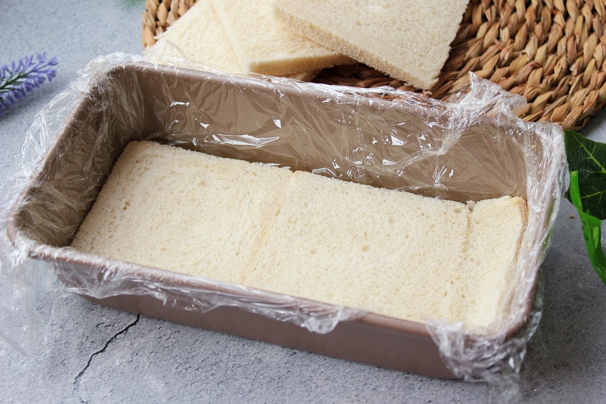 Molde del pastel de atún frío engrasado con mantequilla