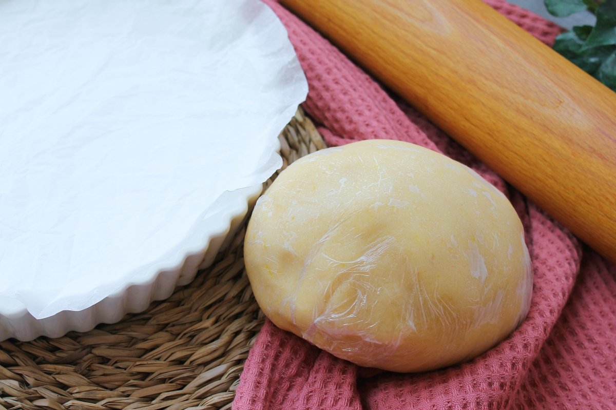 Tart pan lined with baking paper