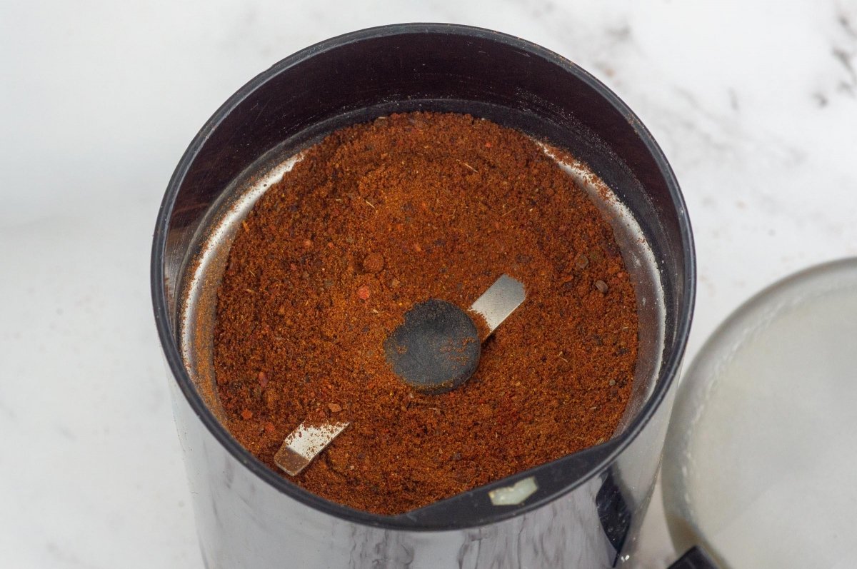 Moler las especias para vindaloo de cerdo
