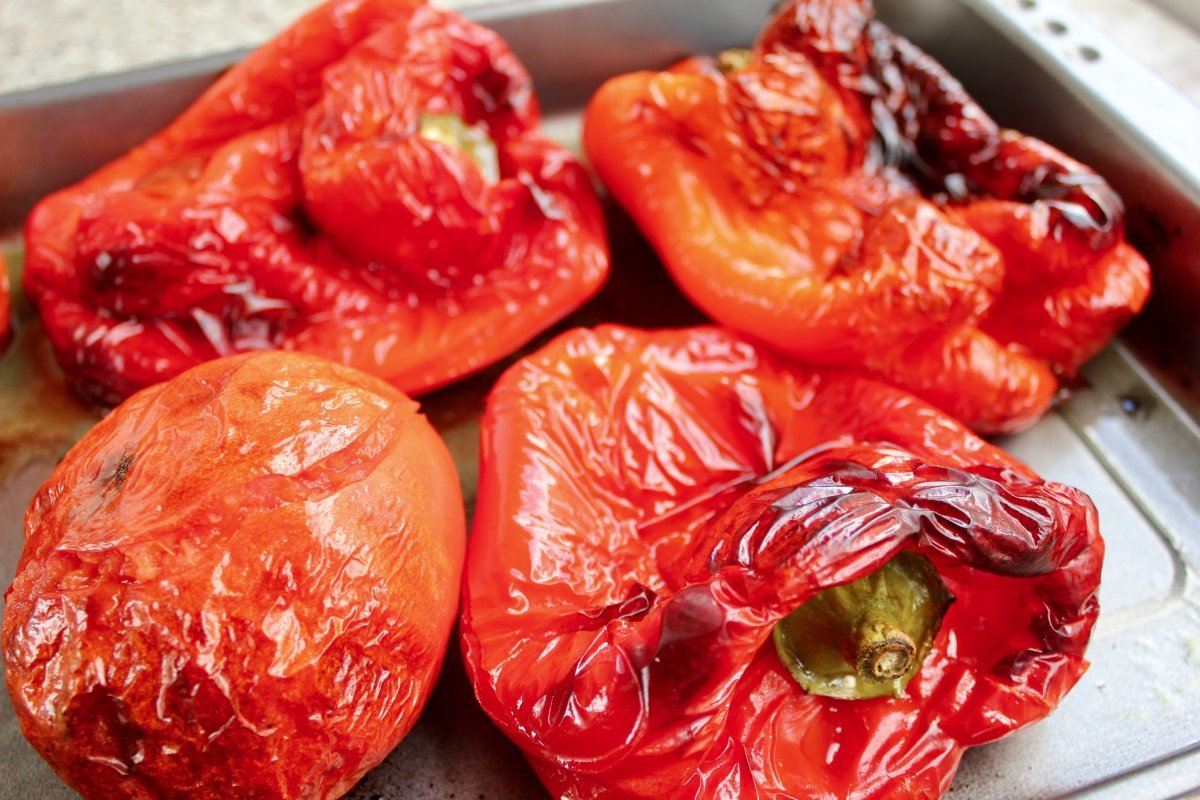 Momento del proceso de asado de los pimientos y tomates