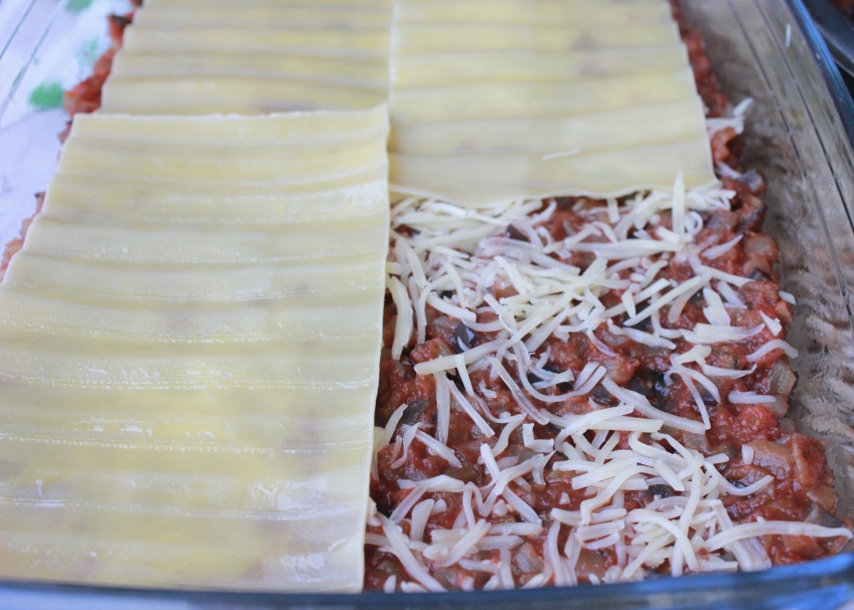 Montaje de la lasaña con queso y placas de pasta