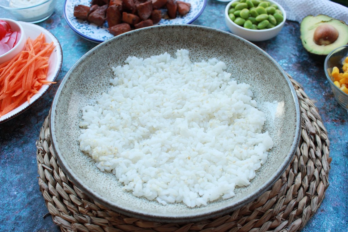 Montaje del poke bowl comenzando con el arroz de base