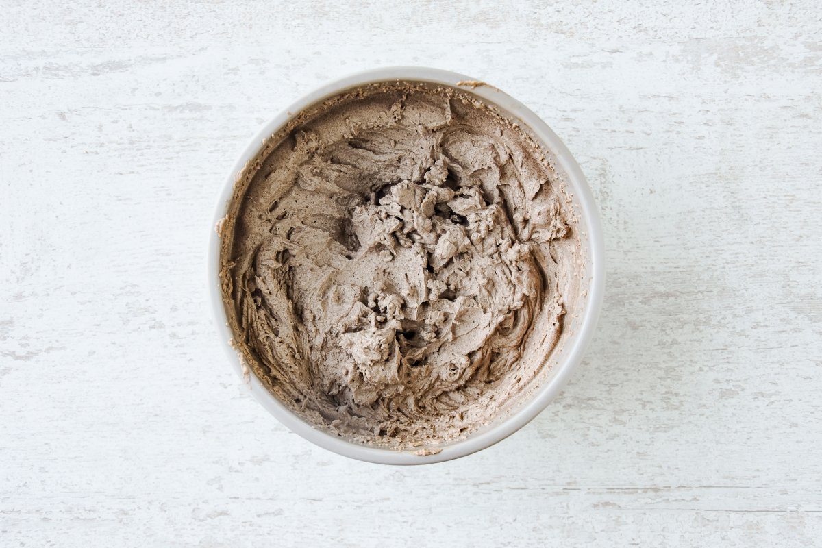 Montamos la crema de trufa con las varillas