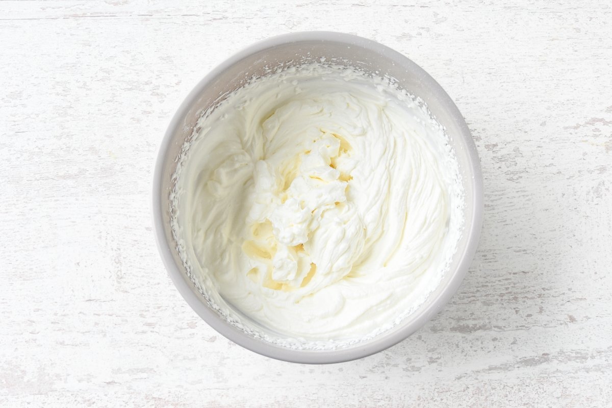 Montamos la nata a punto de nieve con el azúcar glas para preparar la mousse de naranja