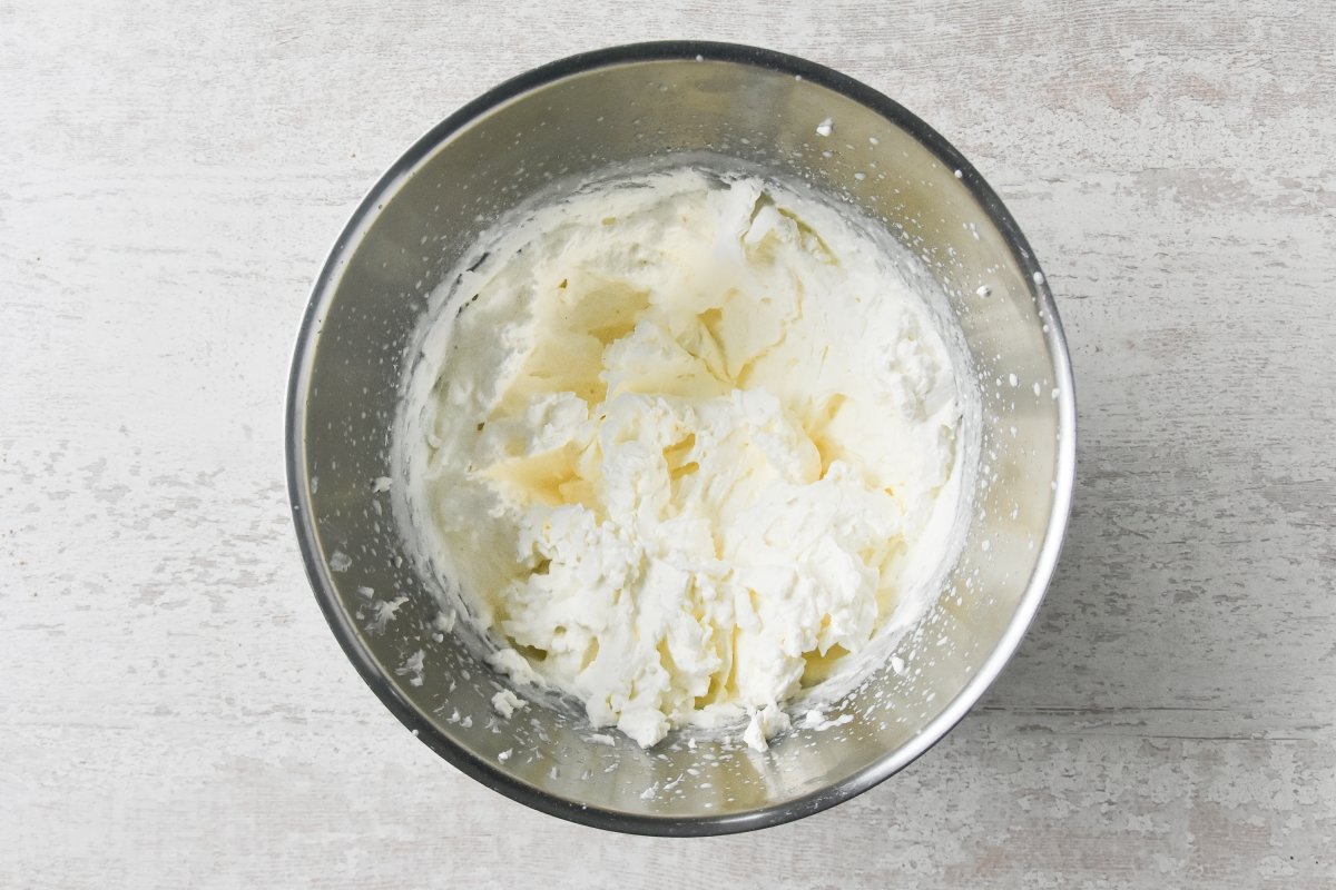 Montamos la nata a punto de nieve para preparar la mousse de limón