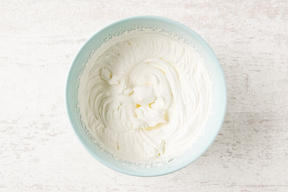 Montamos la nata con el azúcar glas para el relleno de los phoskitos