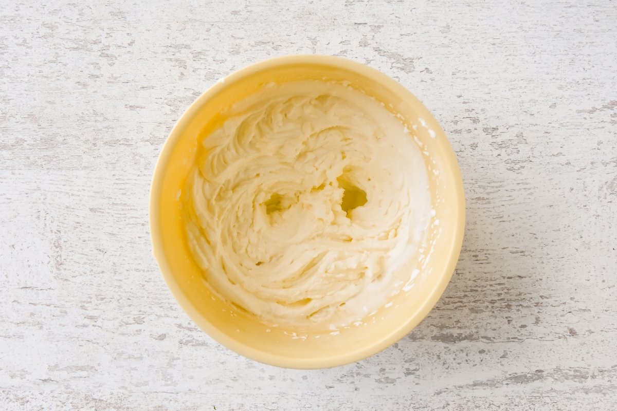 Montamos la nata con el azúcar glas para la mousse de café