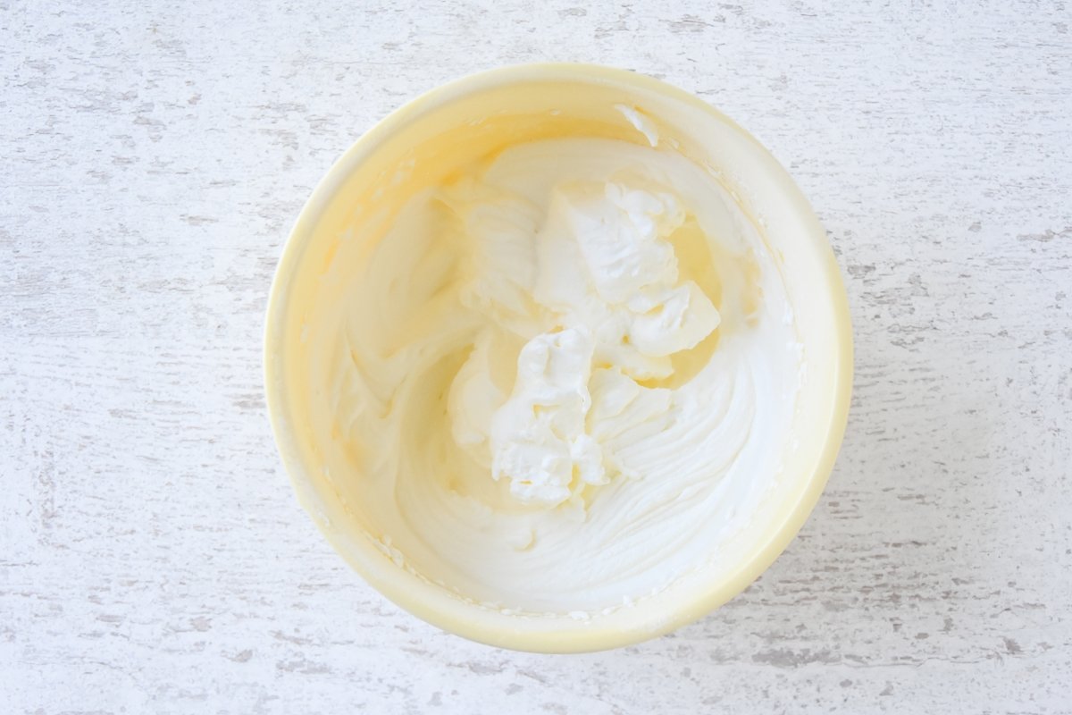 Montamos la nata con el azúcar glas para la mousse de frutos rojos