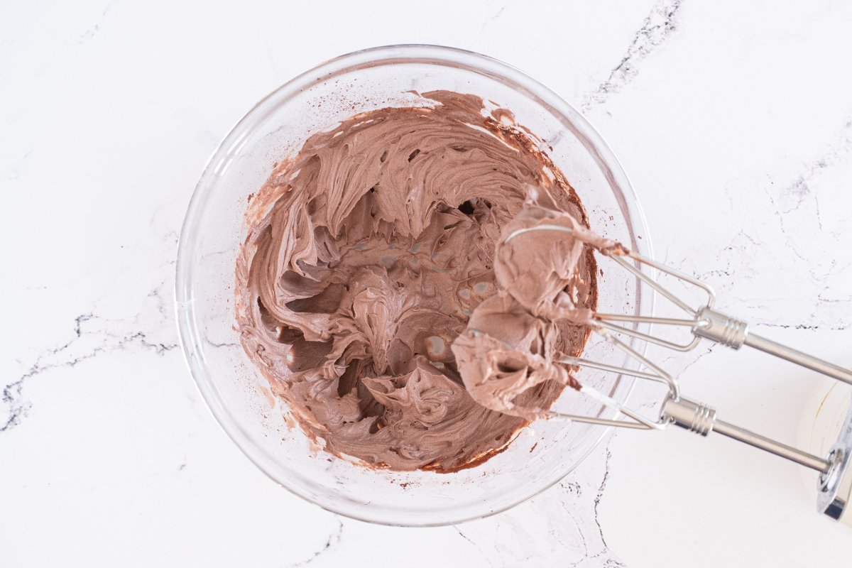 Montamos la nata con el cacao