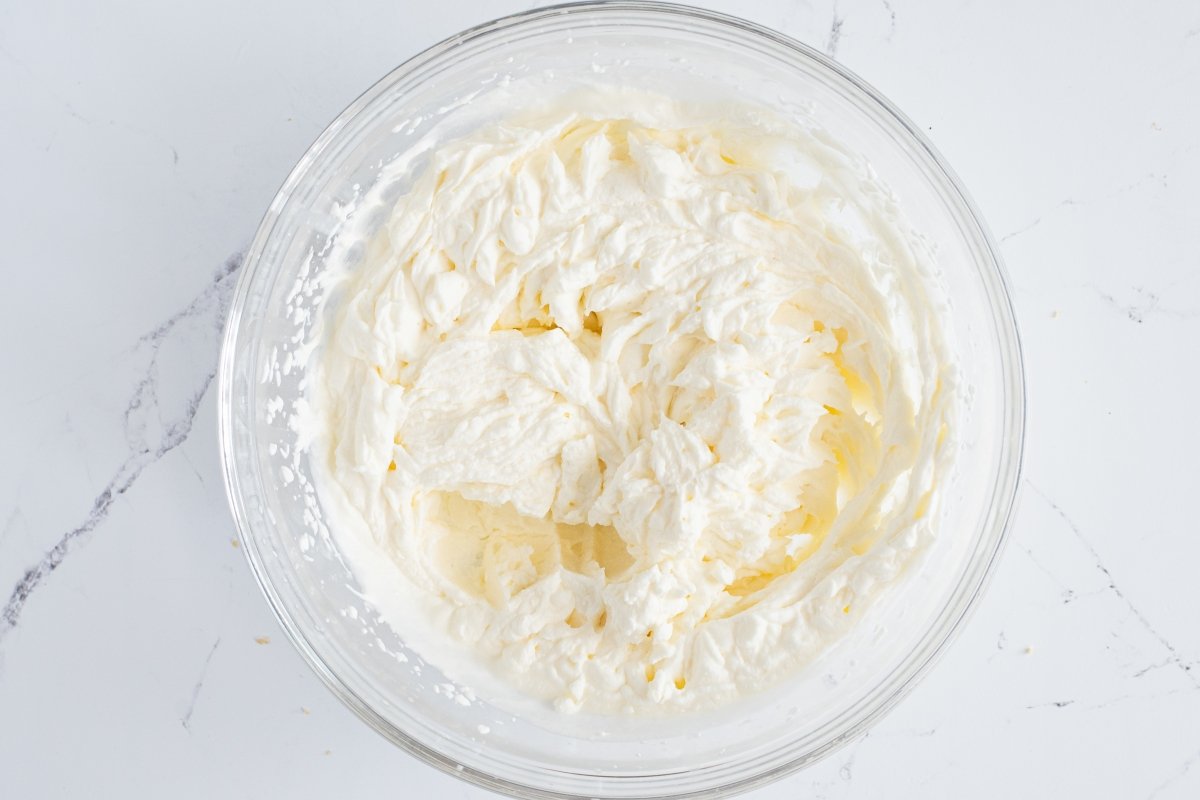 Montamos la nata de la tarta banoffee