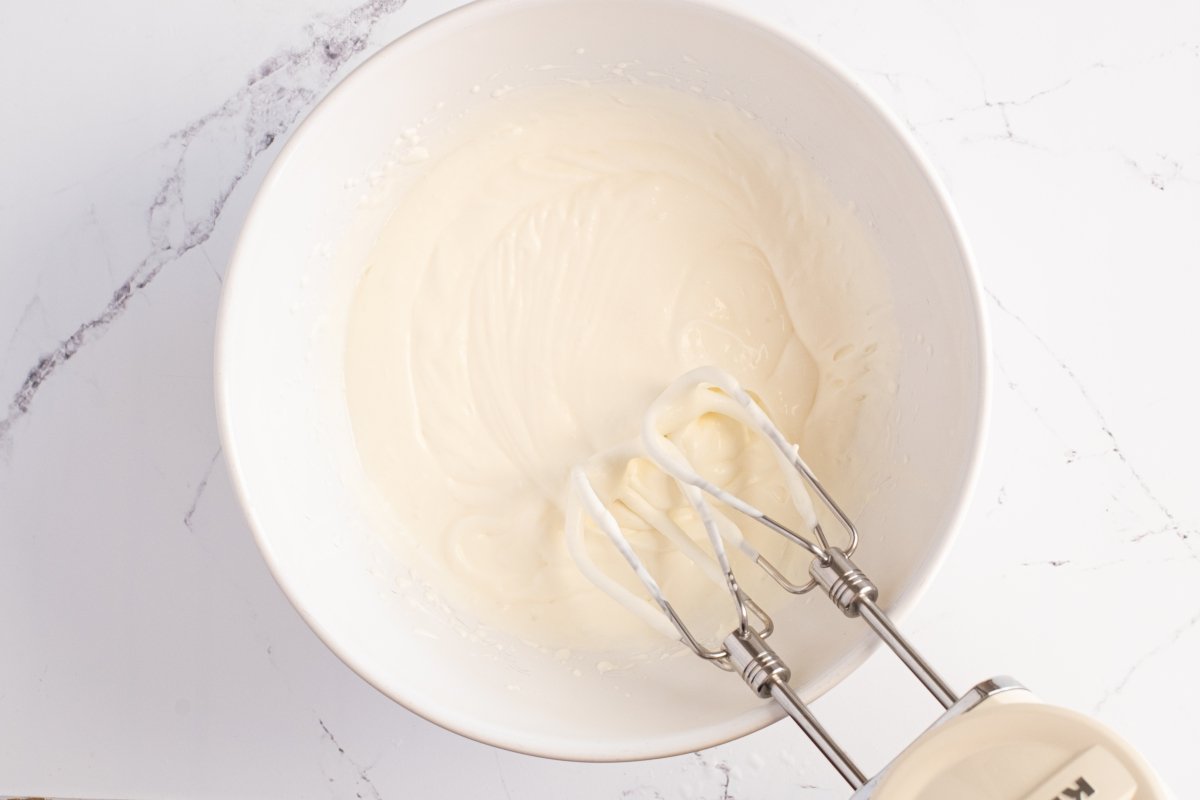 Montamos la nata de la tarta de horchata y fartons