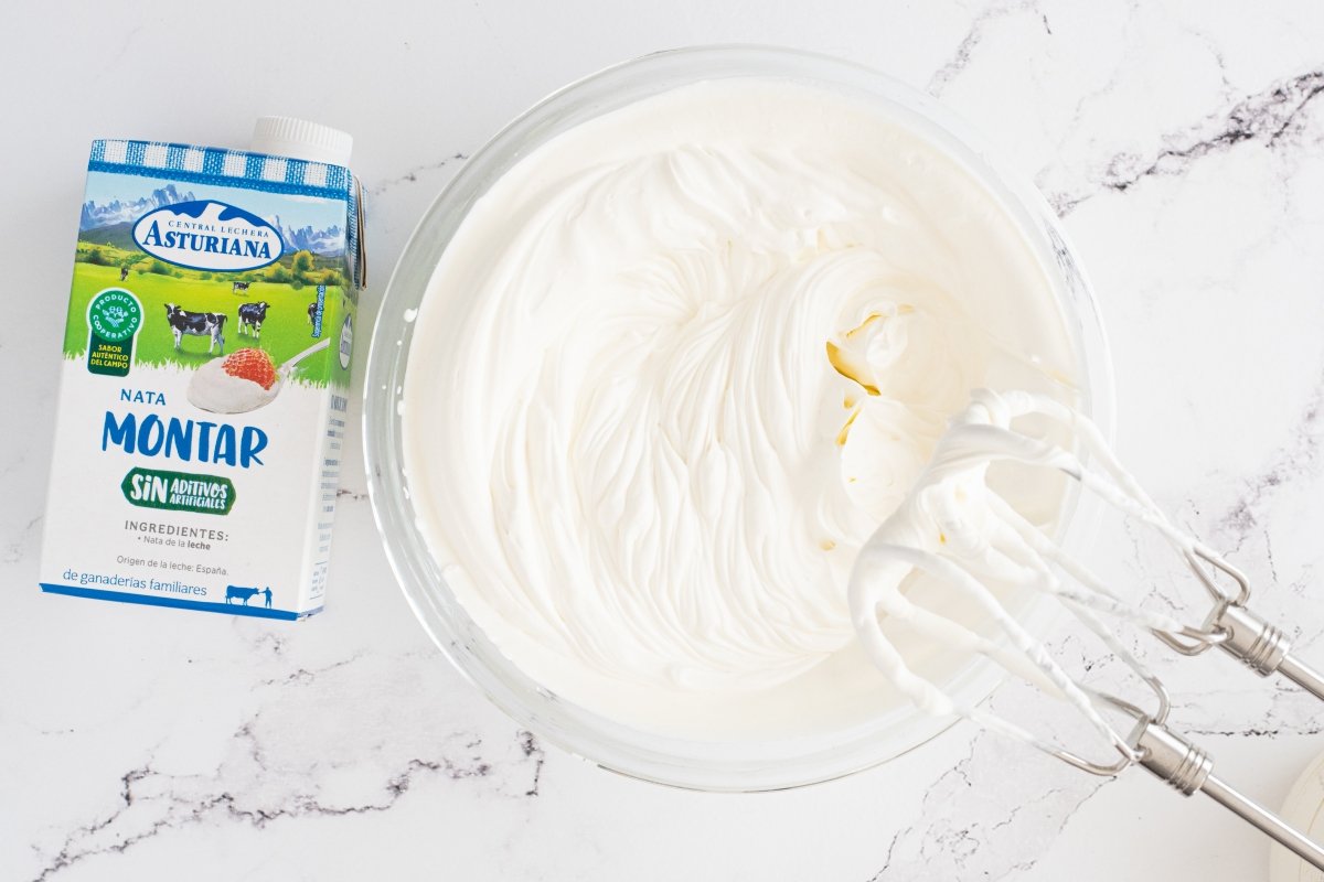 Montamos la nata para decorar