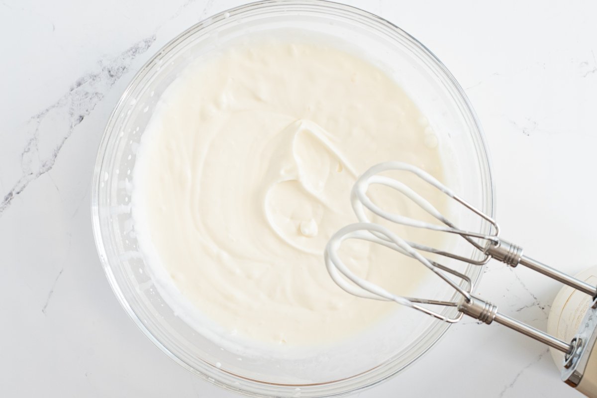 Montamos la nata para la mousse de melocotón