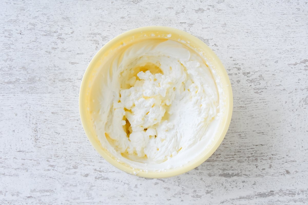 Montamos la nata para la mousse de plátano