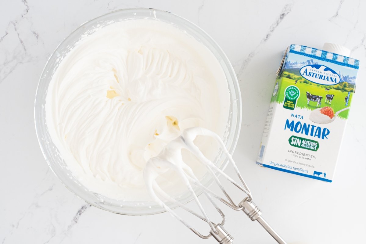 Montamos la nata para la mousse