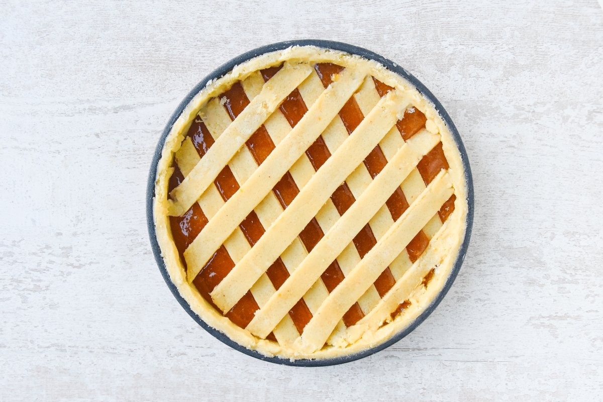 Montamos la tarta con la mermelada y el enrejado