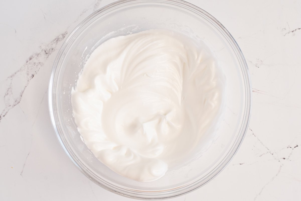Montamos las claras de la leche merengada
