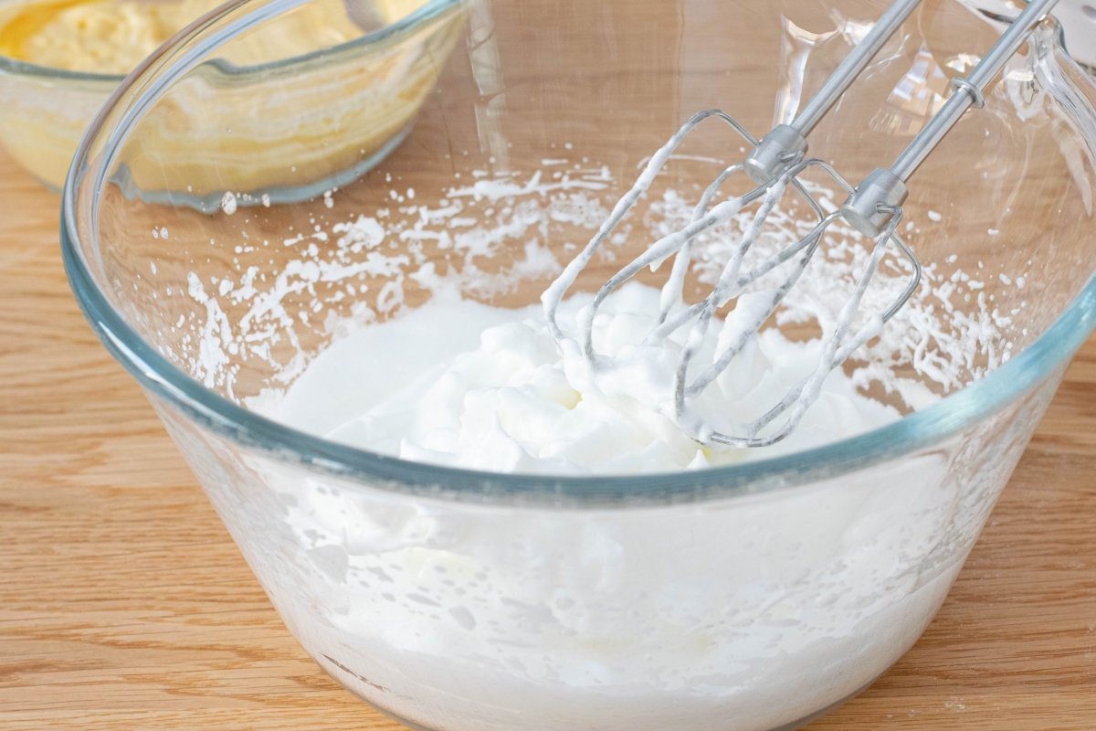 We assemble the egg whites of the San Marcos cake