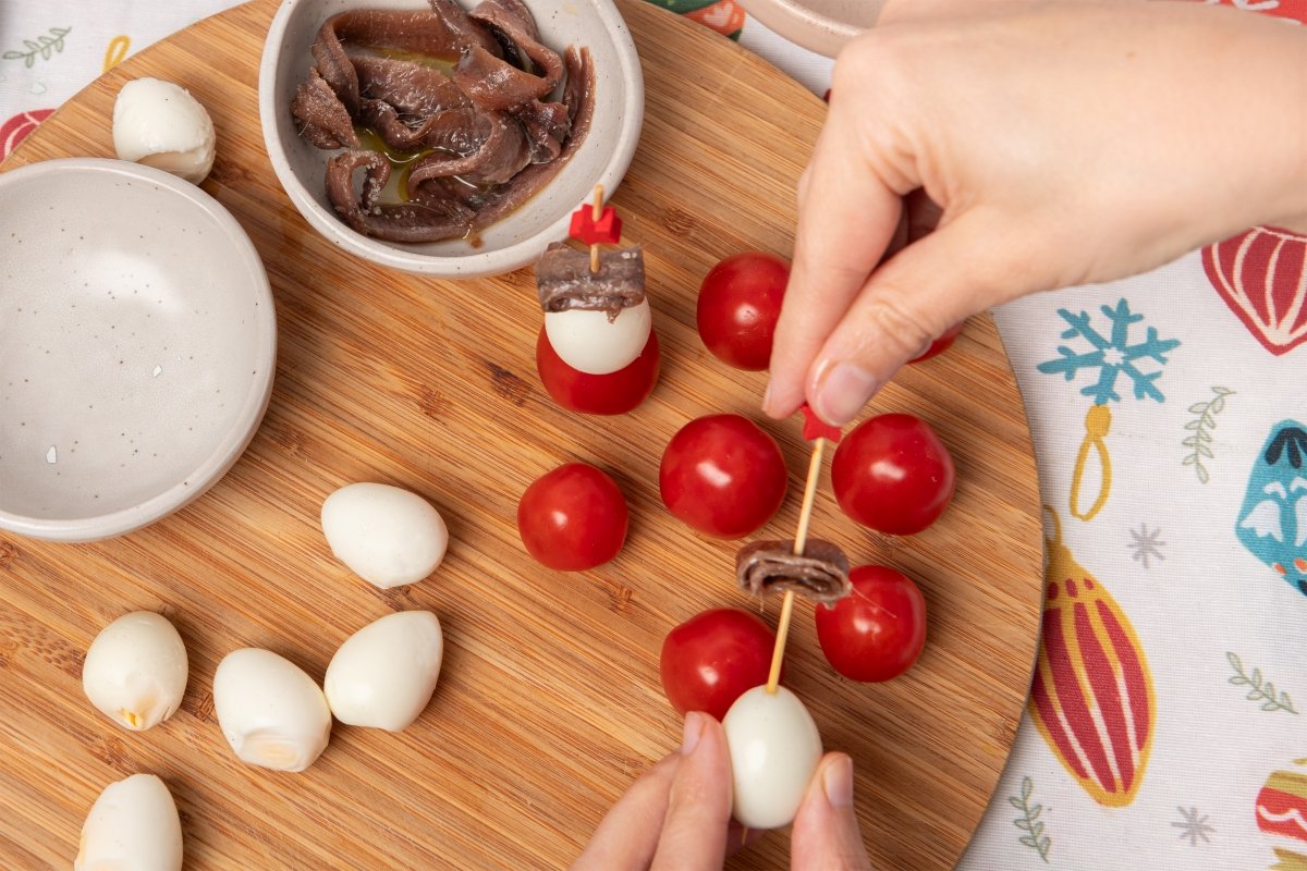 Montando brochetas de canapés de Navidad