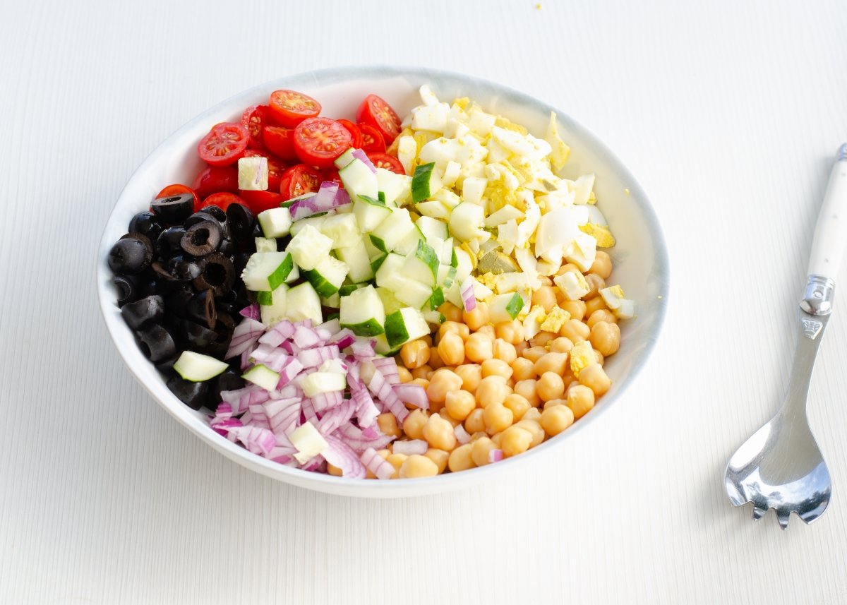 Montando el bol de la ensalada de garbanzos