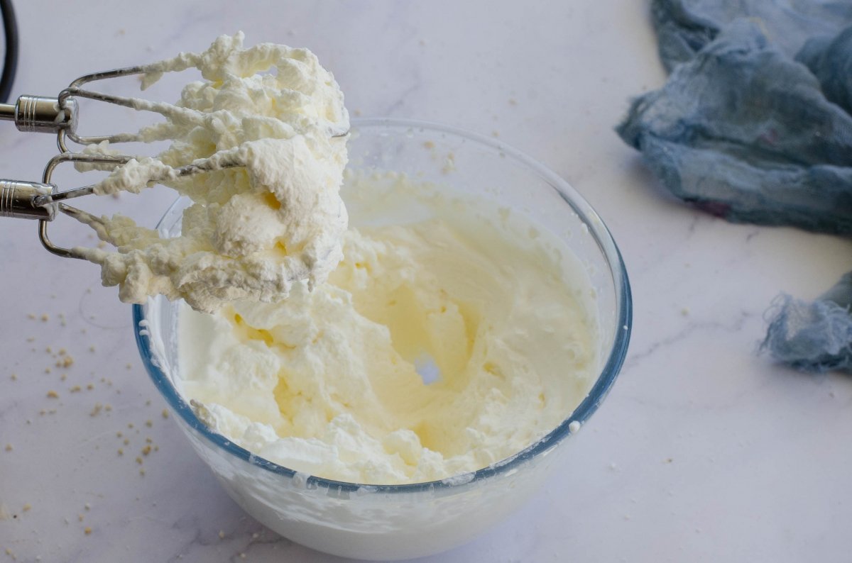 Montando la nata para hacer polvito uruguayo canario