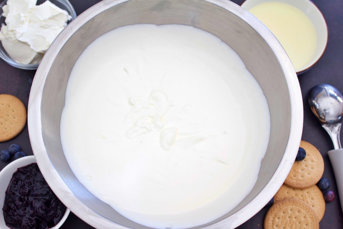 Montando la nata para para hacer el helado de cheesecake