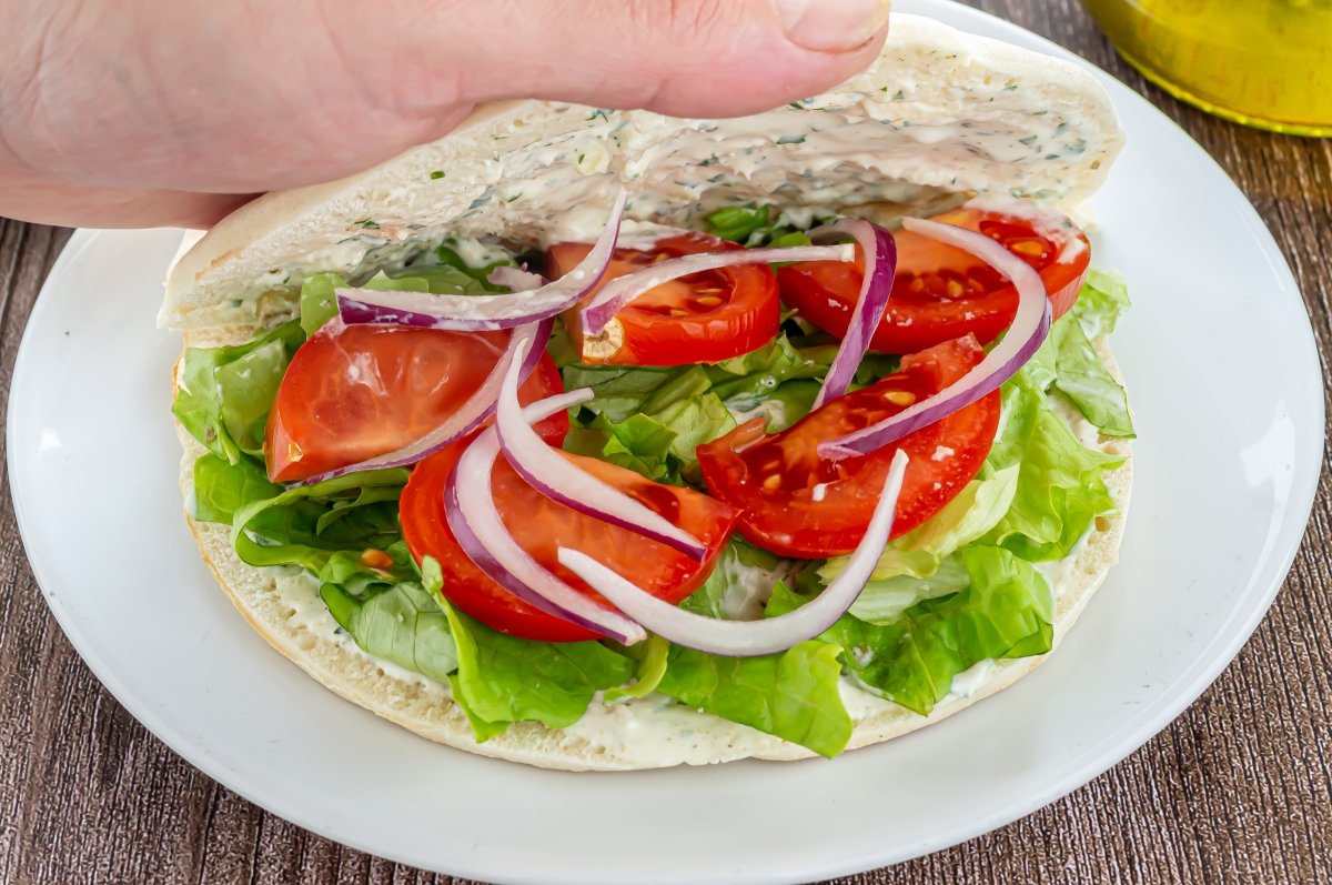 Montar el kebab con pan de pita