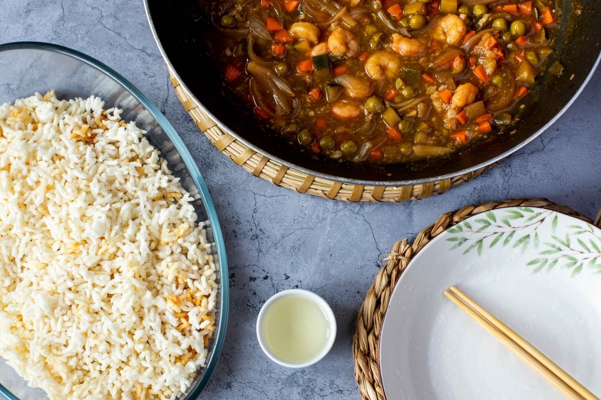 Montar el plato de arroz ku-bak con gambas