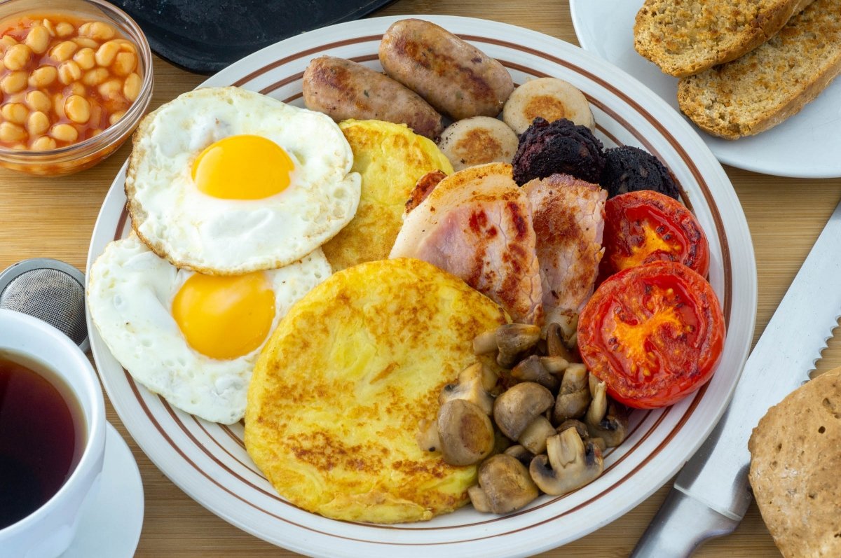 Montar el plato del Irish breakfast