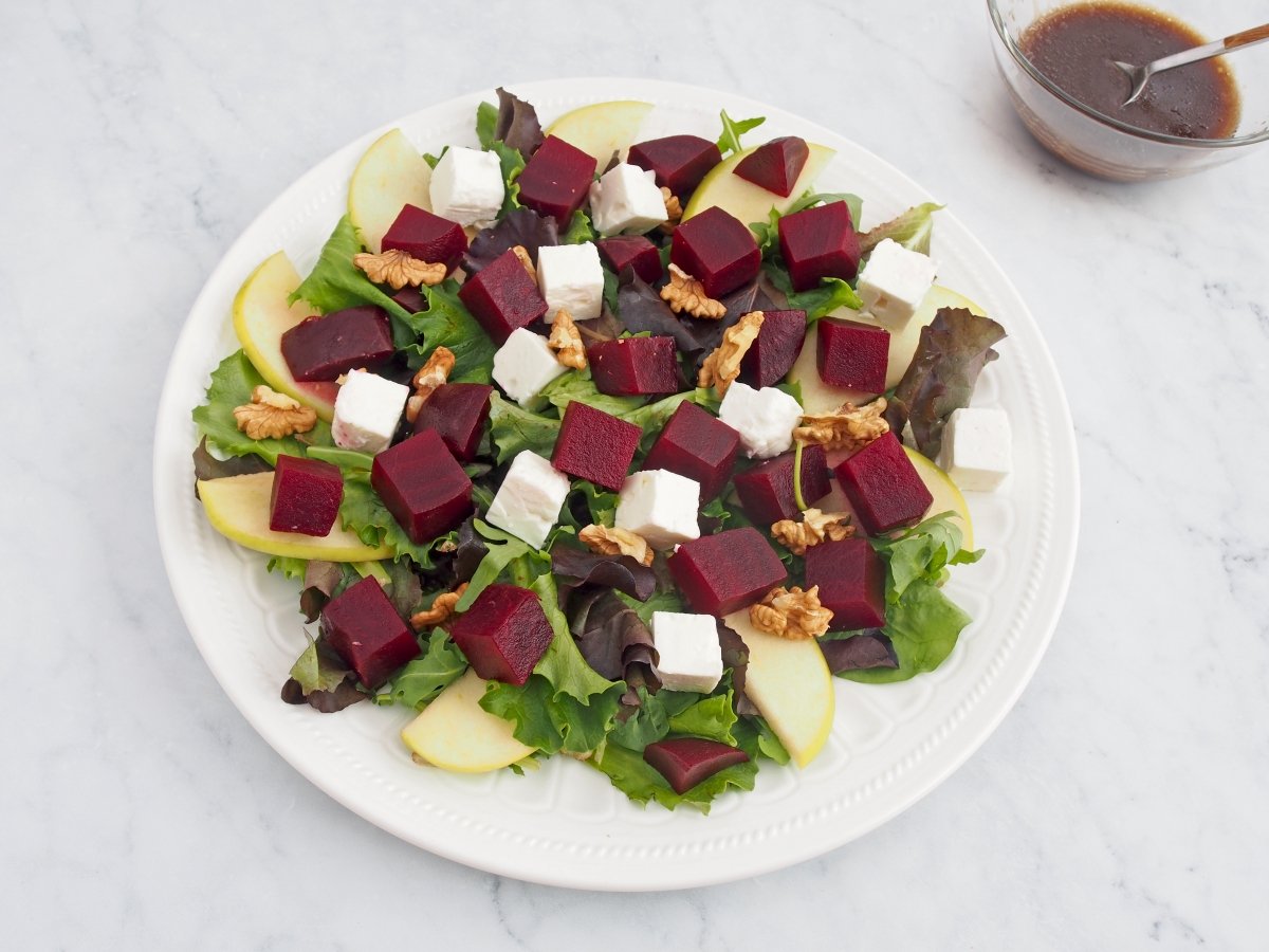 Montar en un plato la ensalada de remolacha