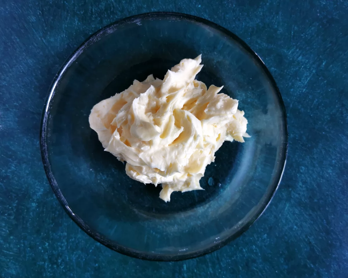 Kourabiedes (galletas de almendra griegas) 4 montar la mantequilla en pomada con el azúcar glas *