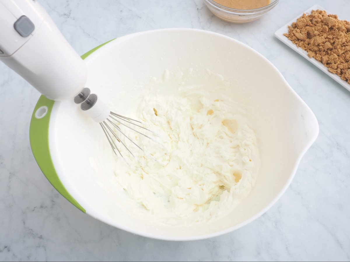 Montar la nata para el semifrío