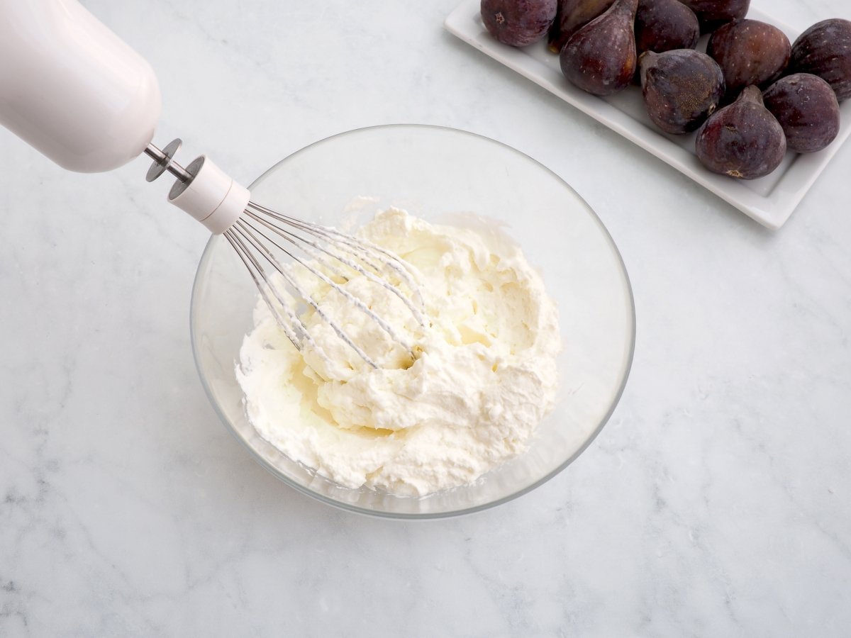 Montar la nata para la crema de la tarta