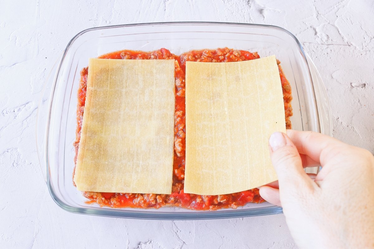 Montar las capas de salsa de carne de la lasaña sin gluten