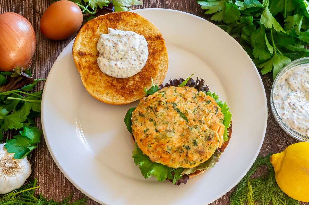 Montar las hamburguesas de salmón