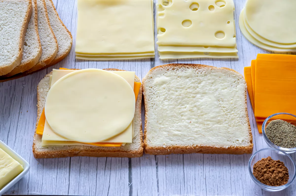 Sándwich de queso al horno 2 Montar los sándwiches con queso *